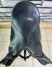 Load image into Gallery viewer, 17 1/2” Medium/Changeable Gullet Bates Caprilli GP Saddle - Black