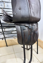 Load image into Gallery viewer, 17” Narrow Albion K2 Dressage Saddle - Brown