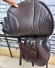 Load image into Gallery viewer, 17 1/2” MW/Changeable Gullet Kent &amp; Masters S Series Jump Saddle - Brown