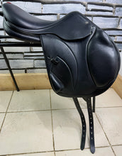 Load image into Gallery viewer, 17” +4 (XW) Equipe Monoflap Jump Saddle - Black -2018- Immaculate-Patent Trim