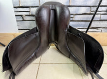 Load image into Gallery viewer, 18” XW Sue Carson Flair Dressage Saddle on 17” Panels-Brown- Big Blocks