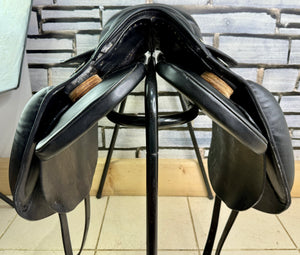 17” Wide Trapezius Panel Long Strap Saddle - Black