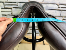 Load image into Gallery viewer, 17 1/2” MN Kruger MonoFlap Jump Saddle - Brown - High Wither - Jumping/XC - TB ROR