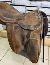 Load image into Gallery viewer, 18” MW Fylde Marjory Suede Show/Working Hunter Saddle -Brown- Suede Top