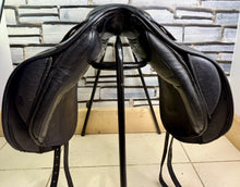 Load image into Gallery viewer, 17 1/2” Wide-XW/Changeable Gullet Kent &amp; Masters Dressage Saddle - Black