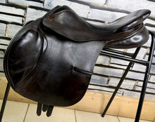 Load image into Gallery viewer, 17 1/2” Medium Albion Kontrol Forward Flap Jump Saddle - Brown