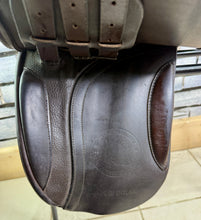 Load image into Gallery viewer, 15 1/2” XW Extra Wide Fylde Hayden Show/Working Hunter Saddle -Brown- Suede Top