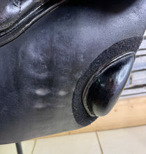 Load image into Gallery viewer, 17 1/2” Medium Lemetex ‘The Stylist’ Jump Saddle - Black
