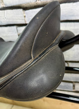 Load image into Gallery viewer, 16 1/2” XW/Changeable Gullet Wintec Wide Cob GP Saddle - Black - Flocked - 4 Strap