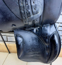 Load image into Gallery viewer, 17” MW Oakland House Saddlery GP/Jump Saddle - Black - Cob Medium Wide