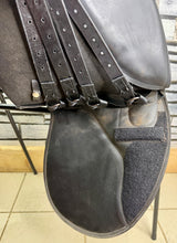 Load image into Gallery viewer, 18” XW Changeable Gullet Thorowgood Compact GP Saddle -Black- Flocked