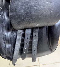 Load image into Gallery viewer, 17” MW Oakland House Saddlery GP/Jump Saddle - Black - Cob Medium Wide