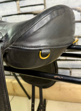 Load image into Gallery viewer, 17” Original Heather Moffat Nursey Fhoenix VSD/Dressage Saddle - Black