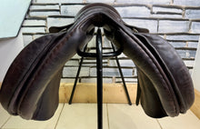 Load image into Gallery viewer, 17 1/2” XW Kruger WH/VSD Working Hunter Cob Saddle -Brown- Extra Wide 4xStraps