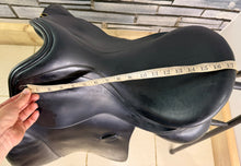 Load image into Gallery viewer, 17” Medium Farrington Burford Event VSD Saddle - Black