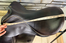 Load image into Gallery viewer, 18” XW Sue Carson Flair Dressage Saddle on 17” Panels-Brown- Big Blocks
