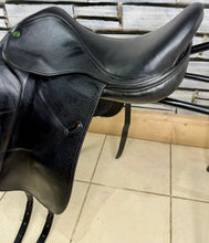 Load image into Gallery viewer, 17 1/2” Wide Penwood Close Contact Dressage Saddle - Black