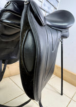 Load image into Gallery viewer, Size 2/18” Changeable Gullet Width 3 Wow Competitor Dressage Saddle - Black
