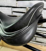 Load image into Gallery viewer, 16 1/2” Changeable Gullet (Medium) Whitaker Barnsley Pony Jumping Saddle - Black