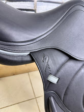 Load image into Gallery viewer, 16 1/2” MW Antares Connexion Monoflap Pony Jump Saddle - Black - Medium Wide