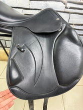 Load image into Gallery viewer, 17” +4 (XW) Equipe Monoflap Jump Saddle - Black -2018- Immaculate-Patent Trim