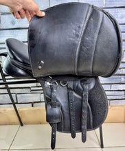 Load image into Gallery viewer, 17 1/2” MW/Changeable Gullet Thorowgood T6 GPD Saddle - Black