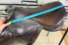 Load image into Gallery viewer, 17 1/2” Medium Silhouette MonoFlap Jump Saddle - Brown