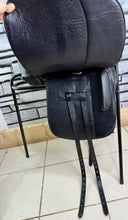 Load image into Gallery viewer, 17” Original Heather Moffat Nursey Fhoenix VSD/Dressage Saddle - Black