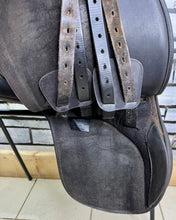 Load image into Gallery viewer, 16 1/2” XW/Changeable Gullet Wintec Wide Cob GP Saddle - Black - Flocked - 4 Strap