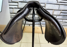 Load image into Gallery viewer, 16 1/2” Medium Nelson Pessoa Jump Saddle - Black