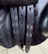 Load image into Gallery viewer, 17 1/2” Wide Black Country Ricochet High Wither Jump Saddle - Black