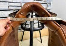 Load image into Gallery viewer, 17 1/2” XW-XXW Frank Baines Balance Zenith Jump Saddle - Tan