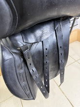 Load image into Gallery viewer, 17” XXW Hoop Tree Manor Cob GP Saddle - Black - Extra Wide - 4 Straps