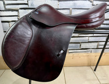 Load image into Gallery viewer, 17” Medium Prestige/John Whitaker Jump Saddle - Burgundy
