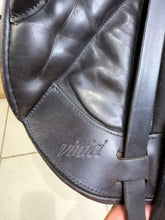 Load image into Gallery viewer, 17” MW Black Country Vinici Monoflap Jump Saddle - Brown - Flocked Close Contact
