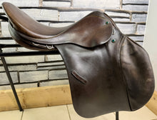 Load image into Gallery viewer, 17 1/2” 28 (M) Stubben Siegfried Extra GP/Jump Hunting Saddle - Brown