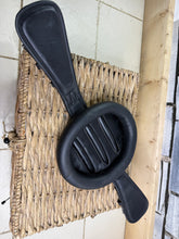 Load image into Gallery viewer, S/H 65cm/26” Prestige Doughnut RP Leather Girth - Black