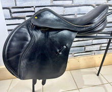 Load image into Gallery viewer, 17” Medium Black Country Jump Saddle - Black