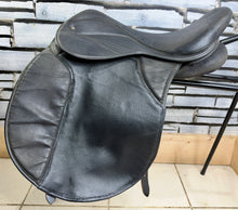 Load image into Gallery viewer, 17” Wide Thorowgood Griffin Cob GP Saddle -Black- Flat Tree - W