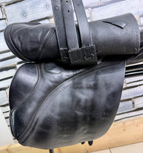 Load image into Gallery viewer, 16 1/2 - 17” MN Bespoke Classic Jump Saddle - Black -High Wither- TB/ROR - Big Blocks