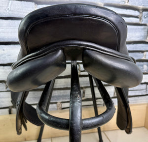 17 1/2” Wide Eric Thomas Close Contact Jump Saddle - Black