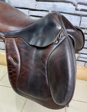 Load image into Gallery viewer, 17” MW Frank Baines Jump Saddle - Brown