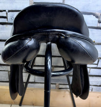 Load image into Gallery viewer, 17” MW Oakland House Saddlery GP/Jump Saddle - Black - Cob Medium Wide