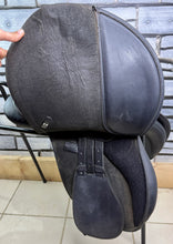 Load image into Gallery viewer, 17 1/2” MW/Changeable Gullet Wintec GP Saddle - Black - Lightweight