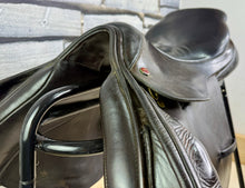 Load image into Gallery viewer, 17 1/2” Medium Albion Kontrol Forward Flap Jump Saddle - Brown