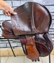 Load image into Gallery viewer, 17” Medium Prestige Arezzo Jump Saddle - Brown
