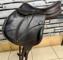Load image into Gallery viewer, 17” MW Voltaire Lexington Monoflap Jump Saddle -2021- Brown