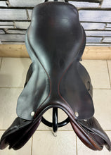 Load image into Gallery viewer, 17 1/2” MW Frank Baines Elan Close Contact Jump Saddle - Brown