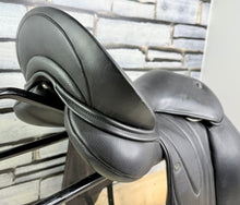 Load image into Gallery viewer, Size 2/18” Changeable Gullet Width 3 Wow Competitor Dressage Saddle - Black