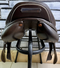 Load image into Gallery viewer, 17” MW/Wide Whitaker Madrid Jump Saddle - Brown